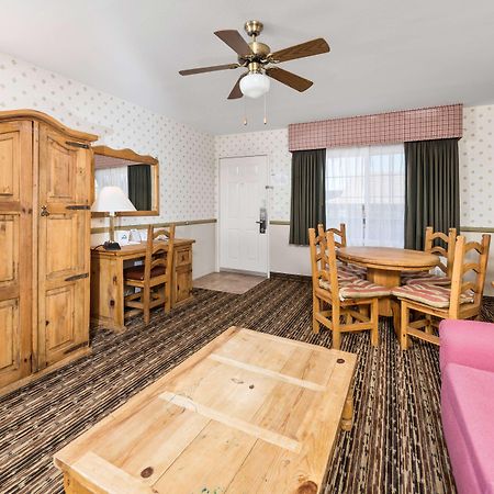 Days Inn By Wyndham Lebec Grapevine Exteriér fotografie