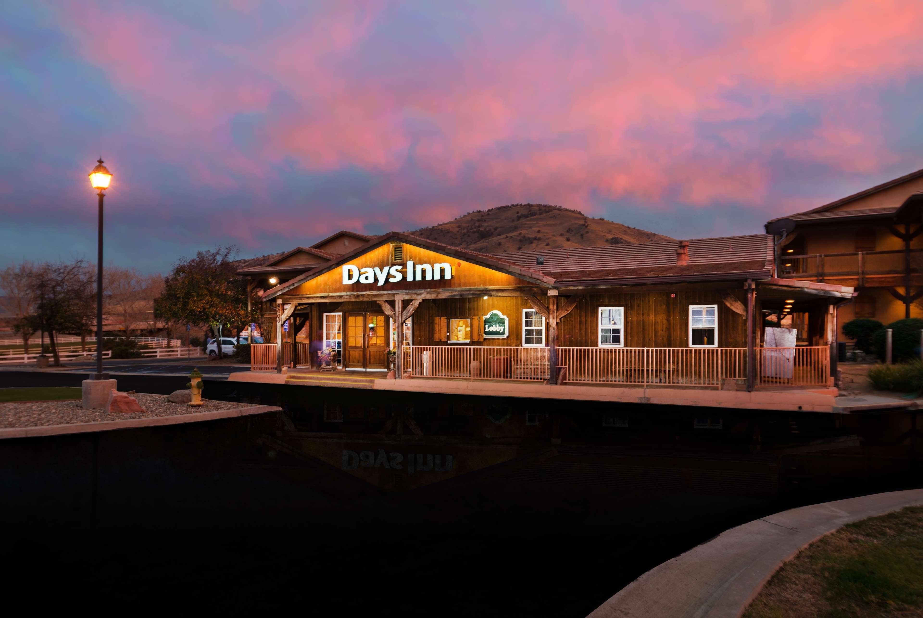 Days Inn By Wyndham Lebec Grapevine Exteriér fotografie