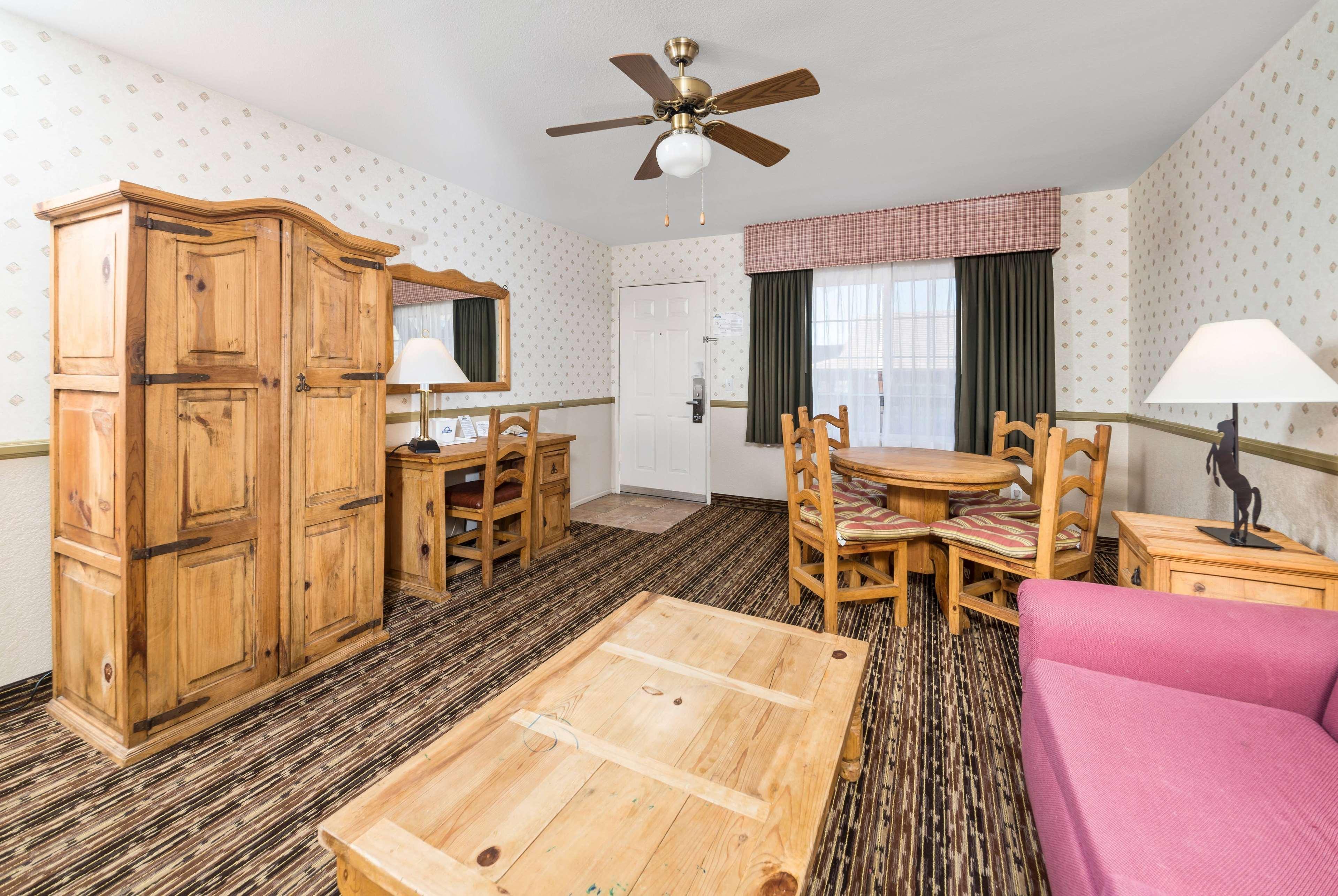 Days Inn By Wyndham Lebec Grapevine Exteriér fotografie