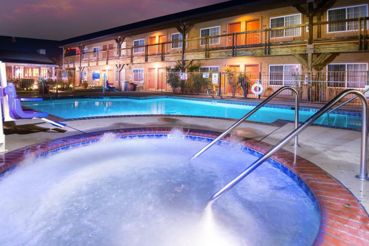 Days Inn By Wyndham Lebec Grapevine Exteriér fotografie